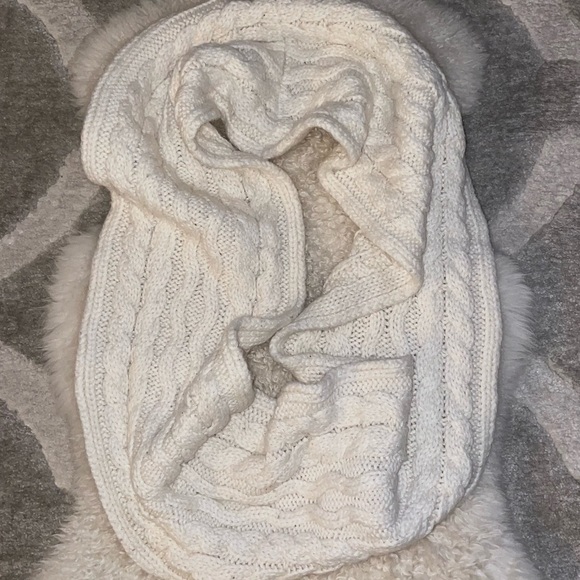 A&F Cable Knit Scarf - Picture 3 of 3